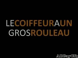 Le Coiffeur A Un Gros Rouleau